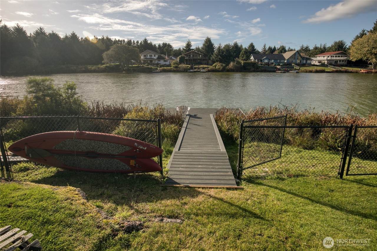 292 Pearsall Street - Photo 1