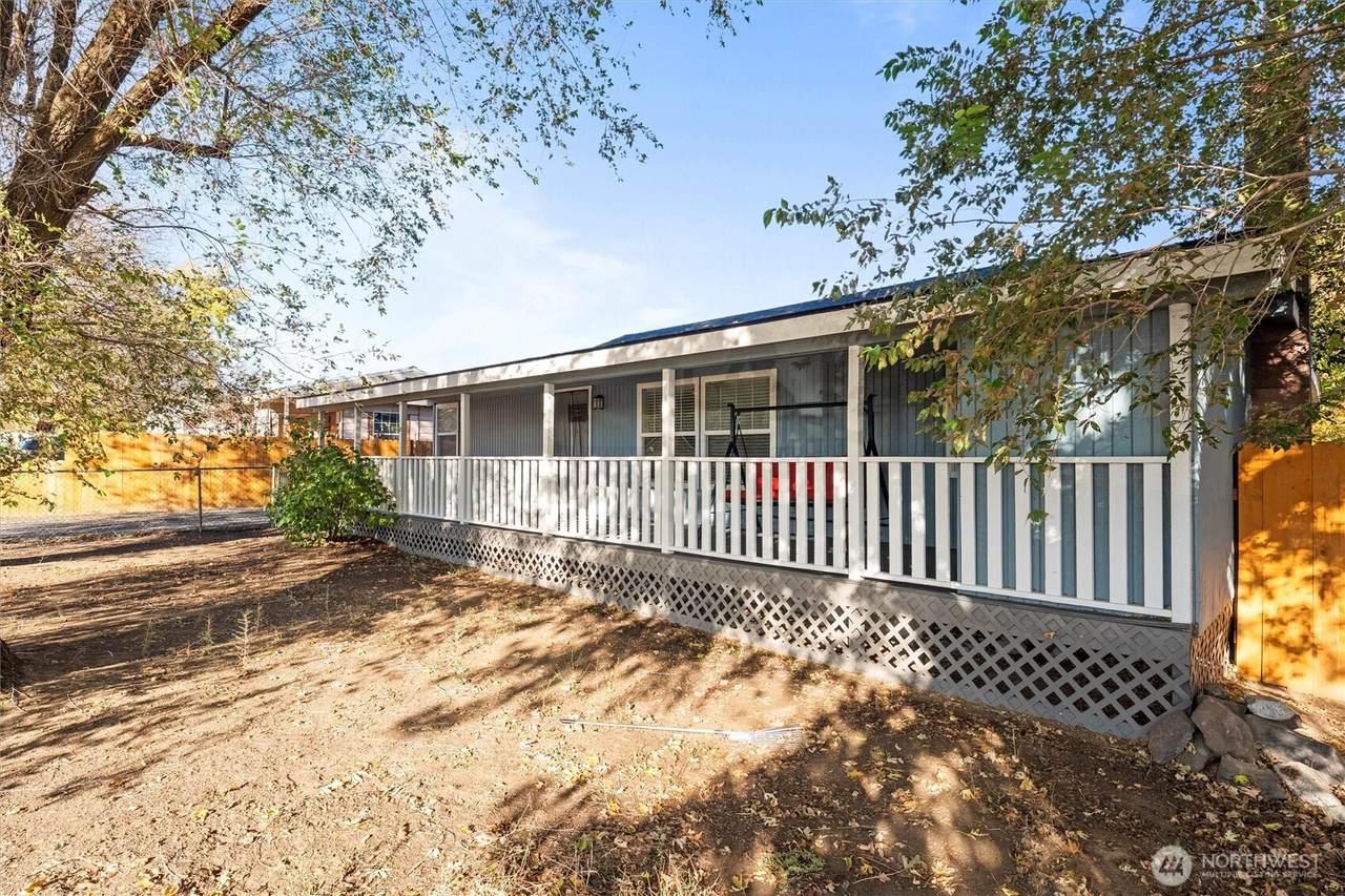 238 6th Ave Se - Photo 1