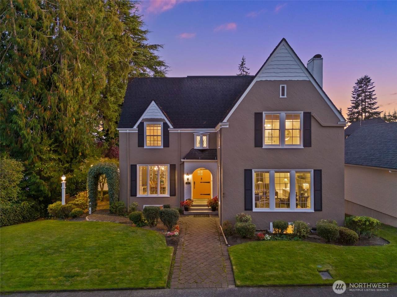 317 W 10th Street - Photo 1