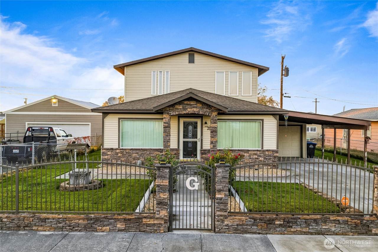 2208 Spruce - Photo 1