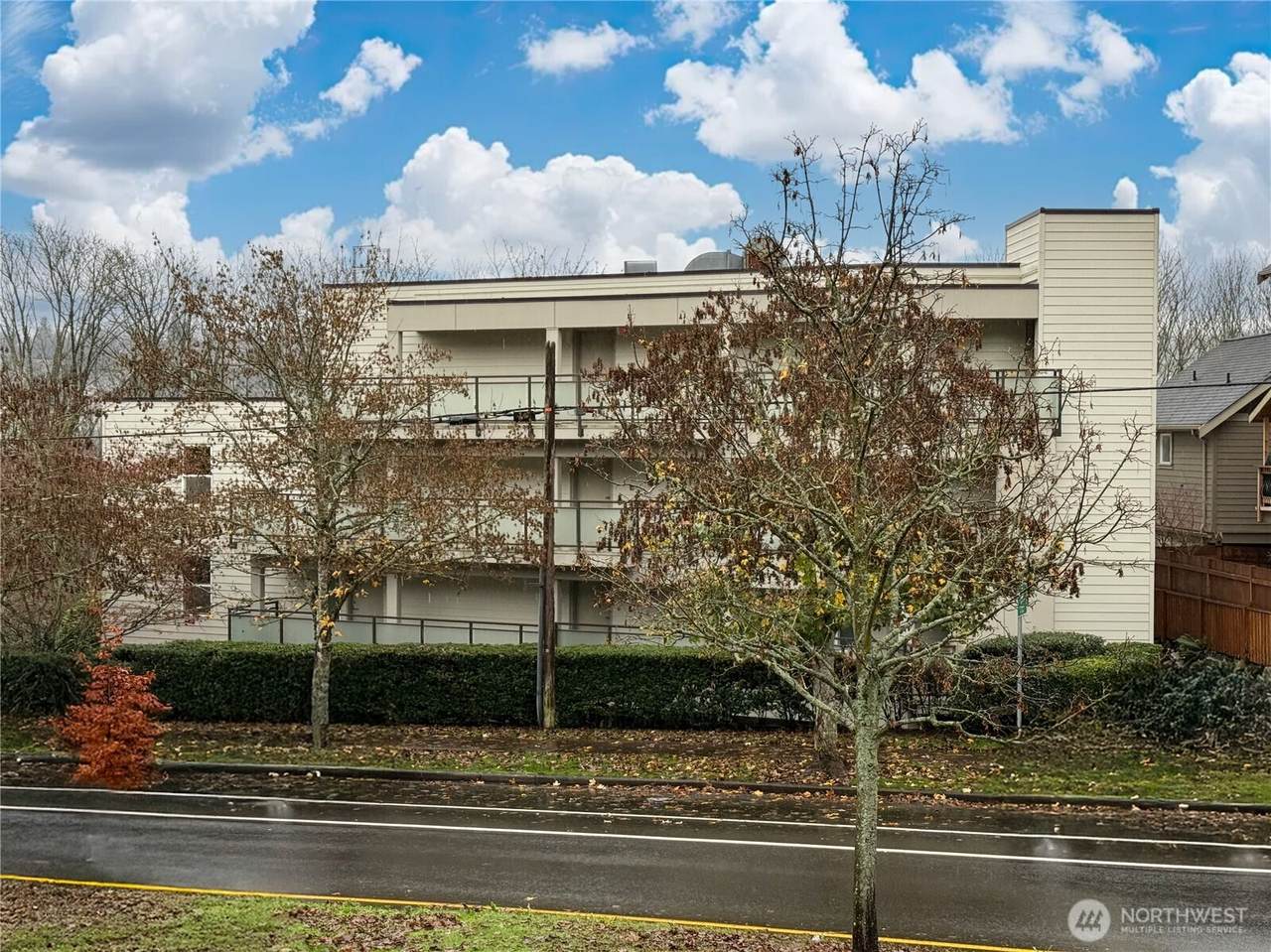 2334 Thorndyke Ave - Photo 1