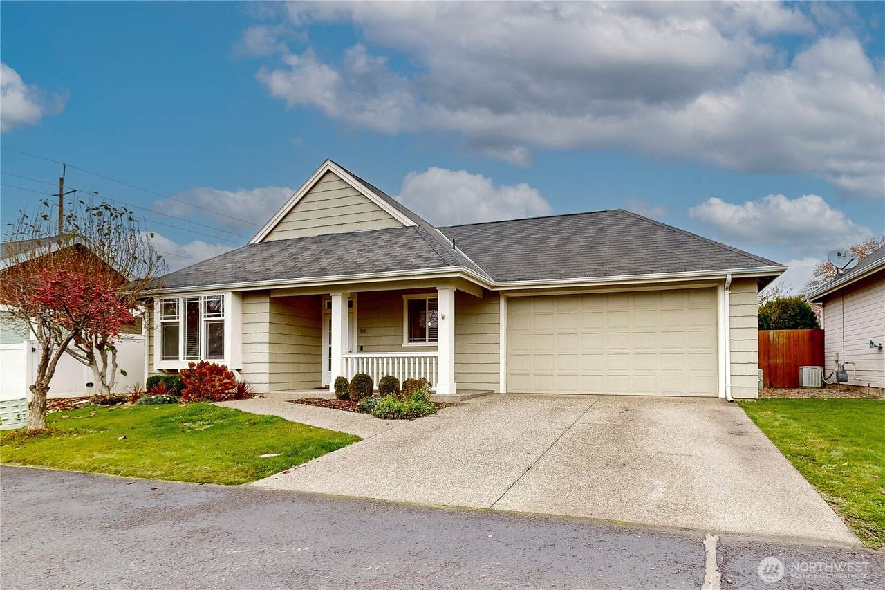 891 Larkspur Pl - Photo 1