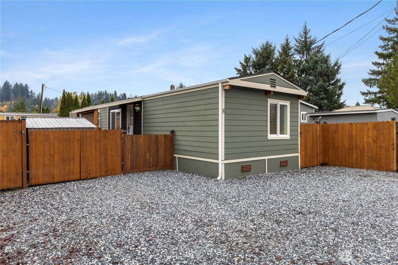 322 Chicago Boulevard - Photo 1