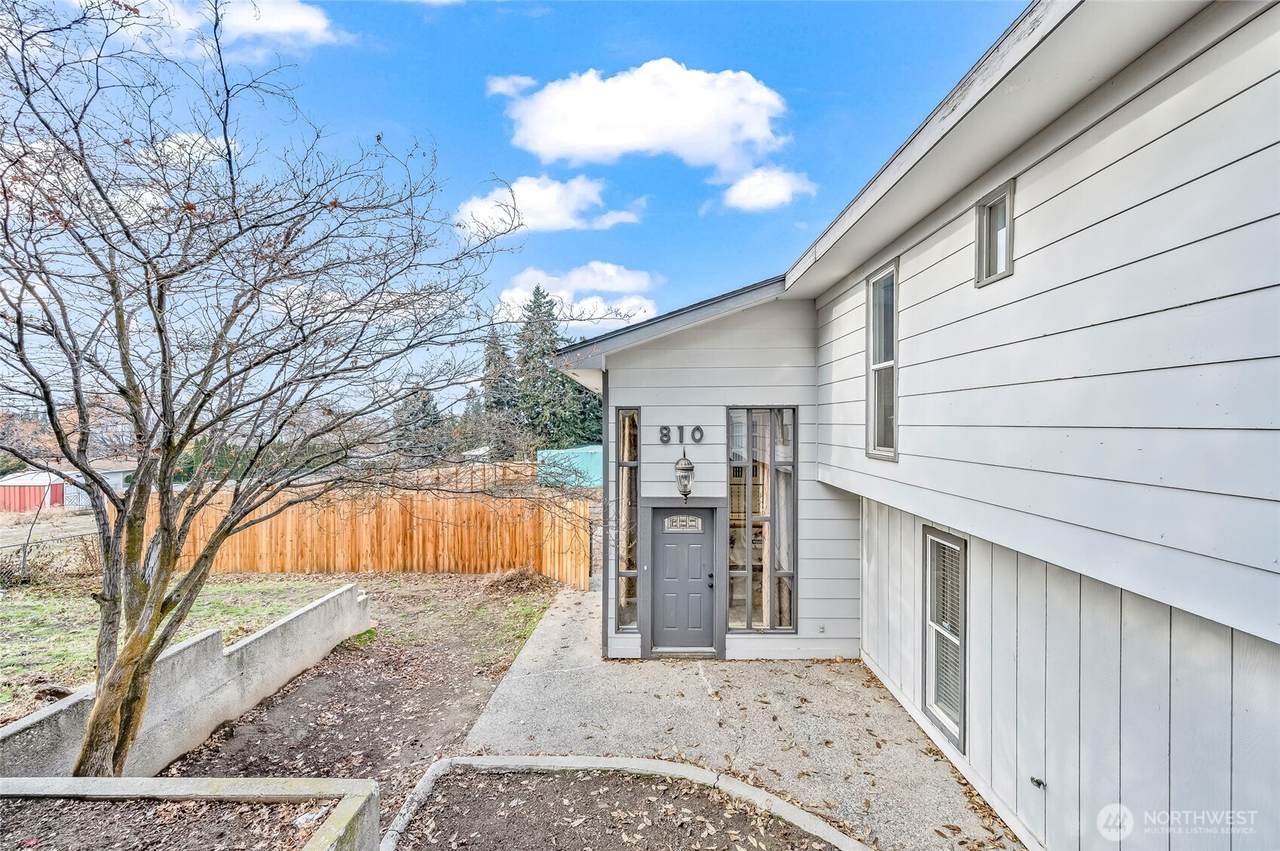 809 Kenroy Terrace - Photo 1