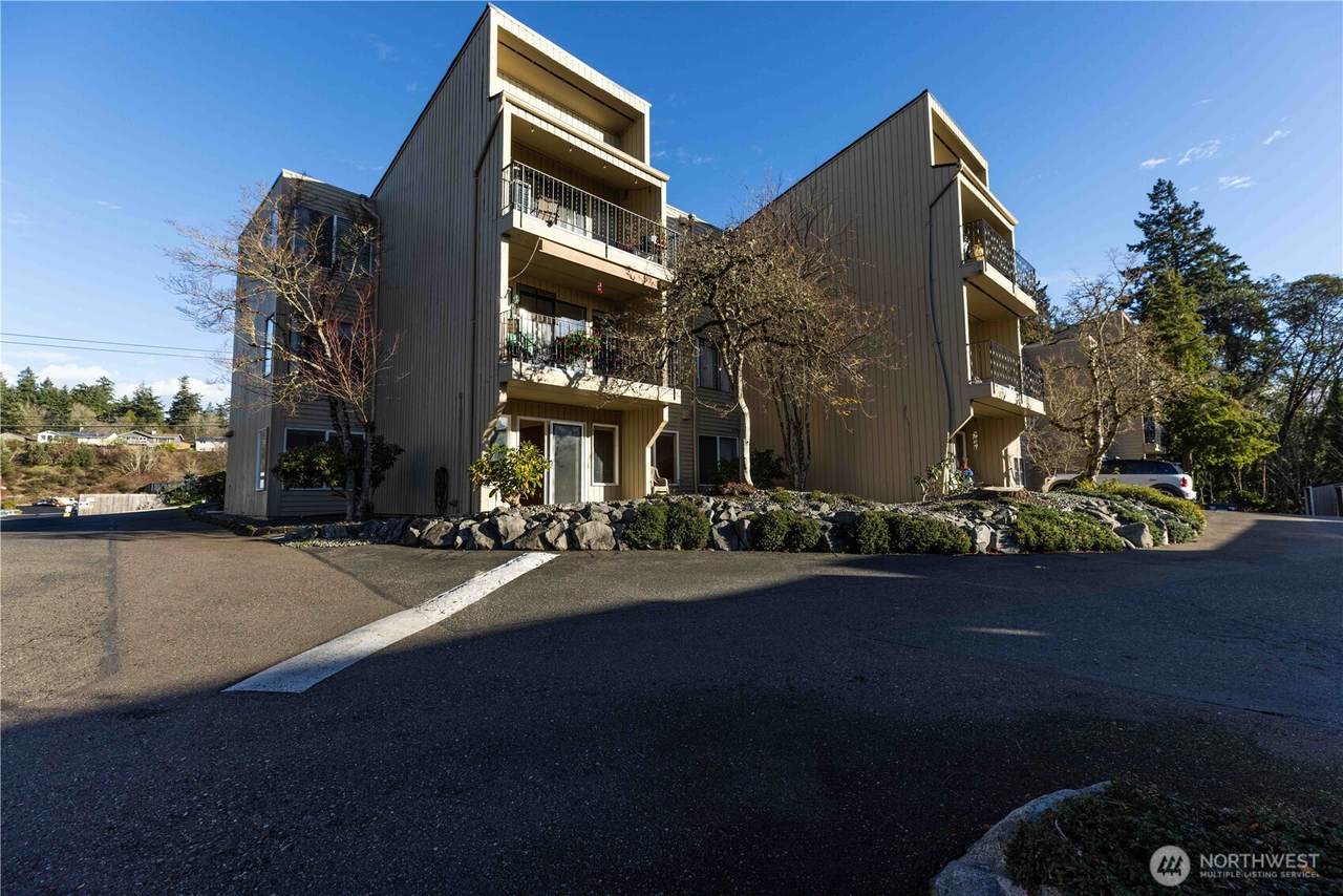 525 Lebo Boulevard - Photo 1