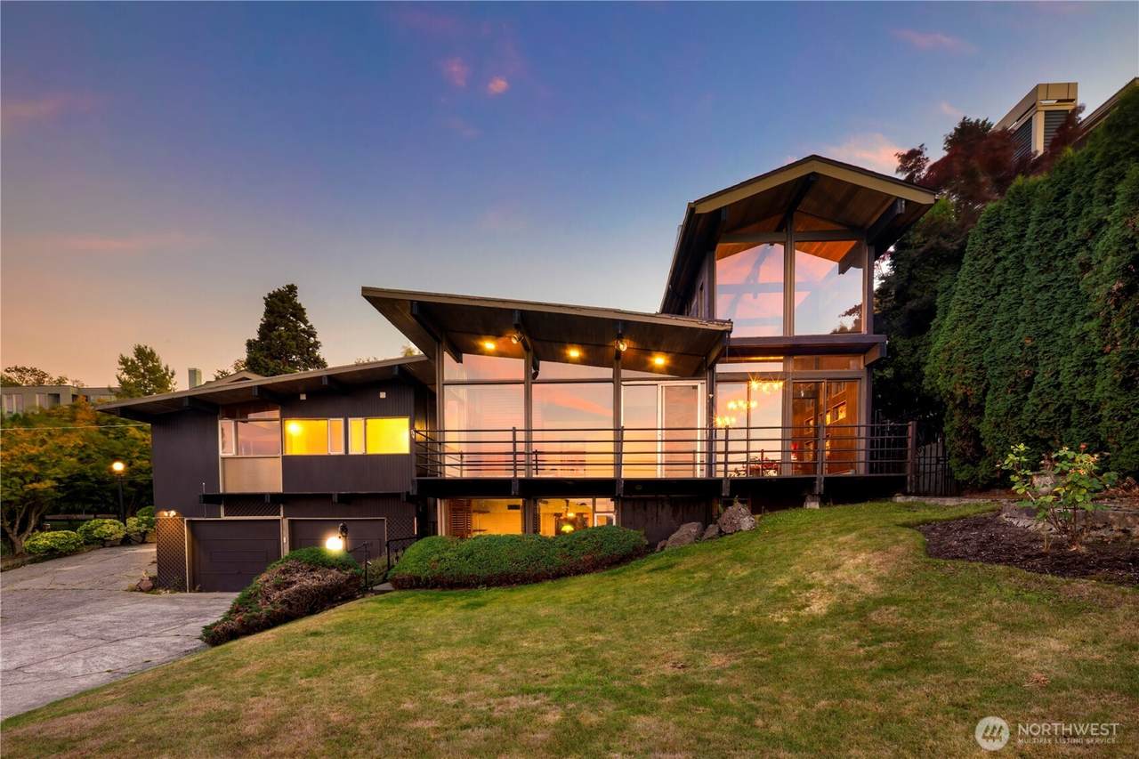 3653 Commodore Way - Photo 1