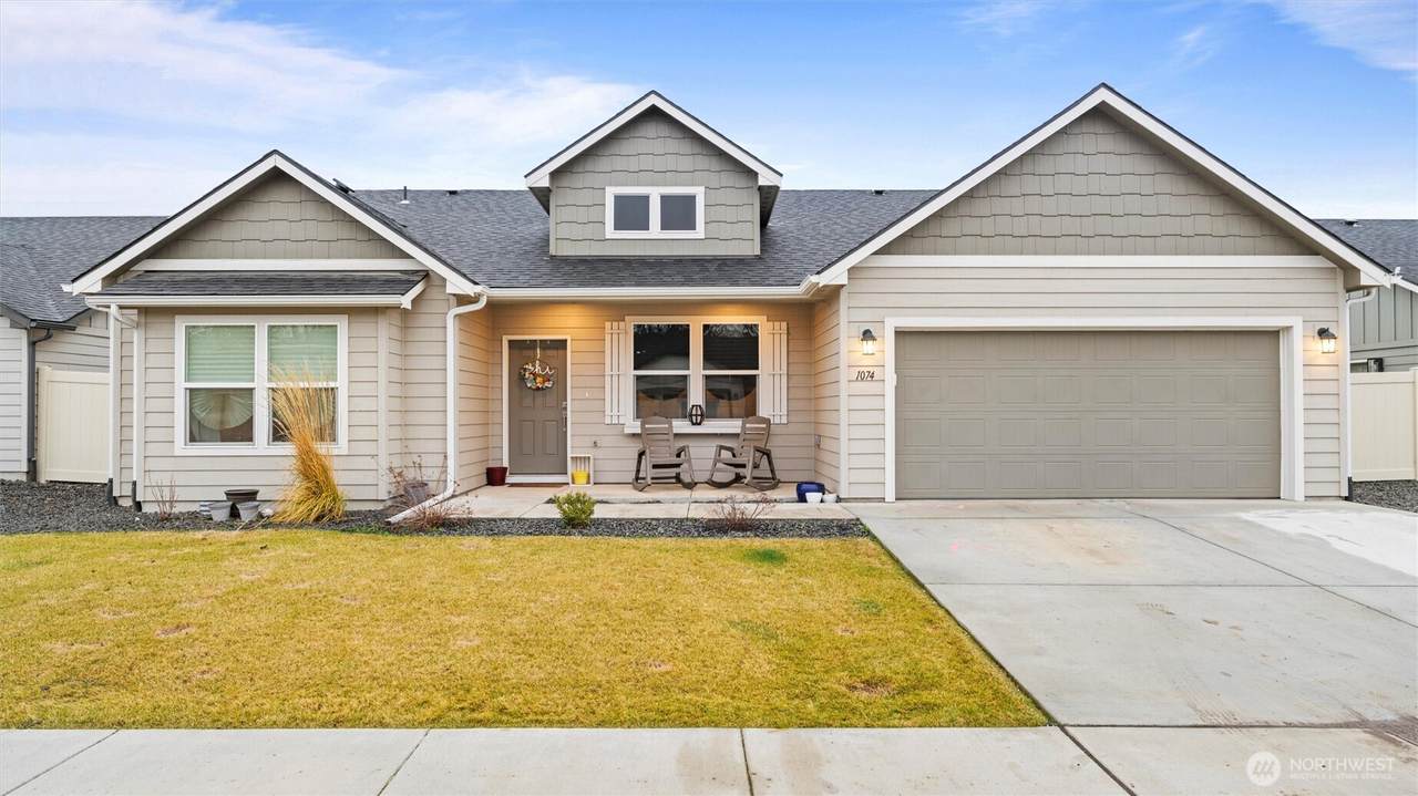 1074 Ava St - Photo 1