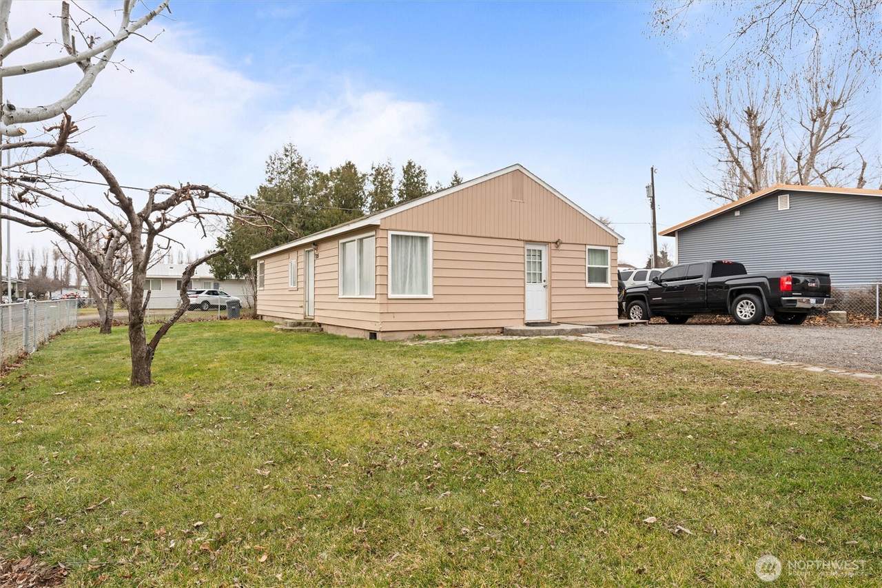 705 9th Street - Photo 1
