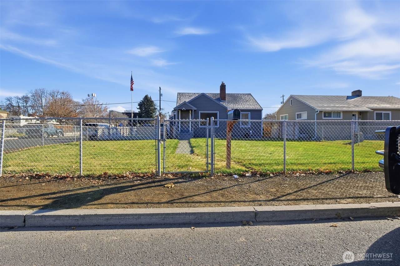 204 E Street - Photo 1