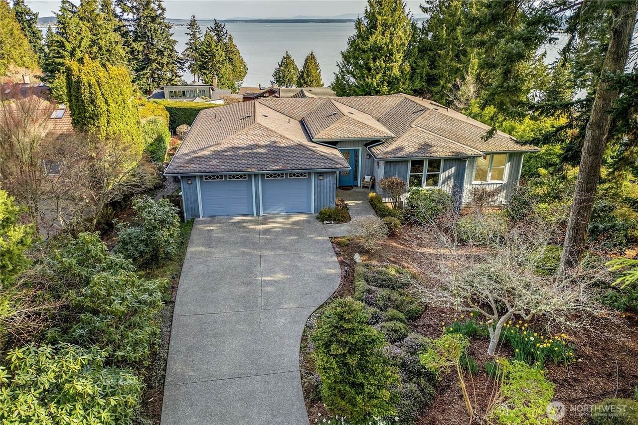 140 Trafalgar Drive - Photo 1