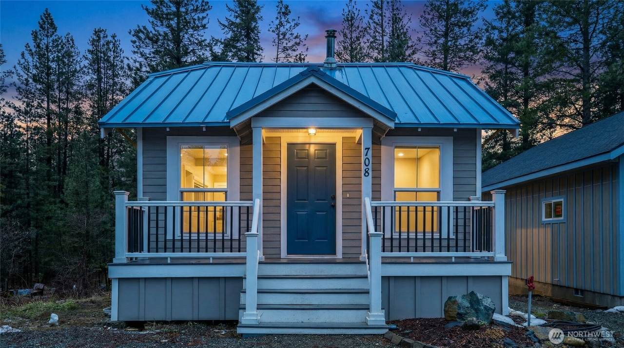 708 Roslyn Place - Photo 1