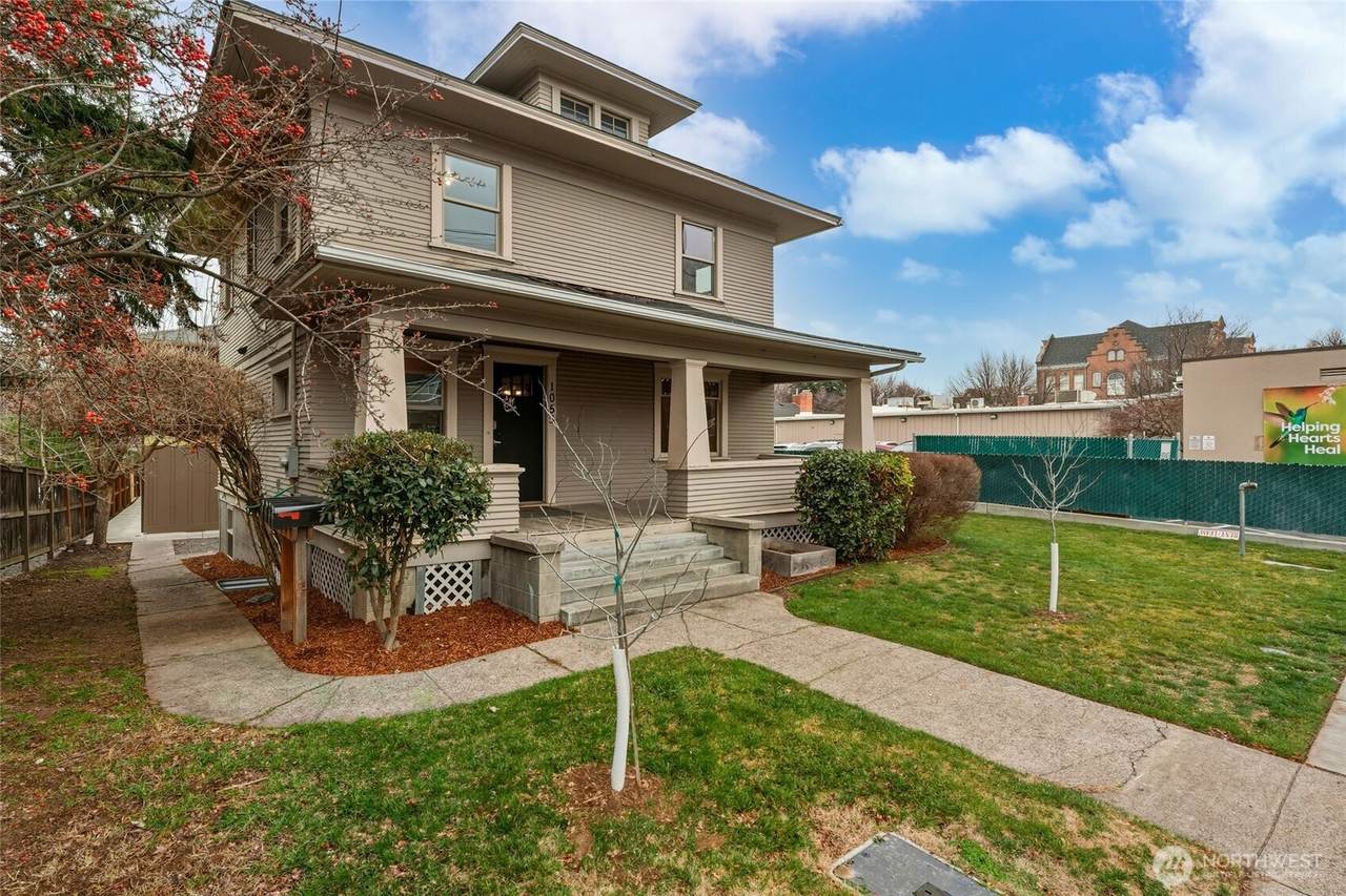 1055 E Isaacs Avenue - Photo 1