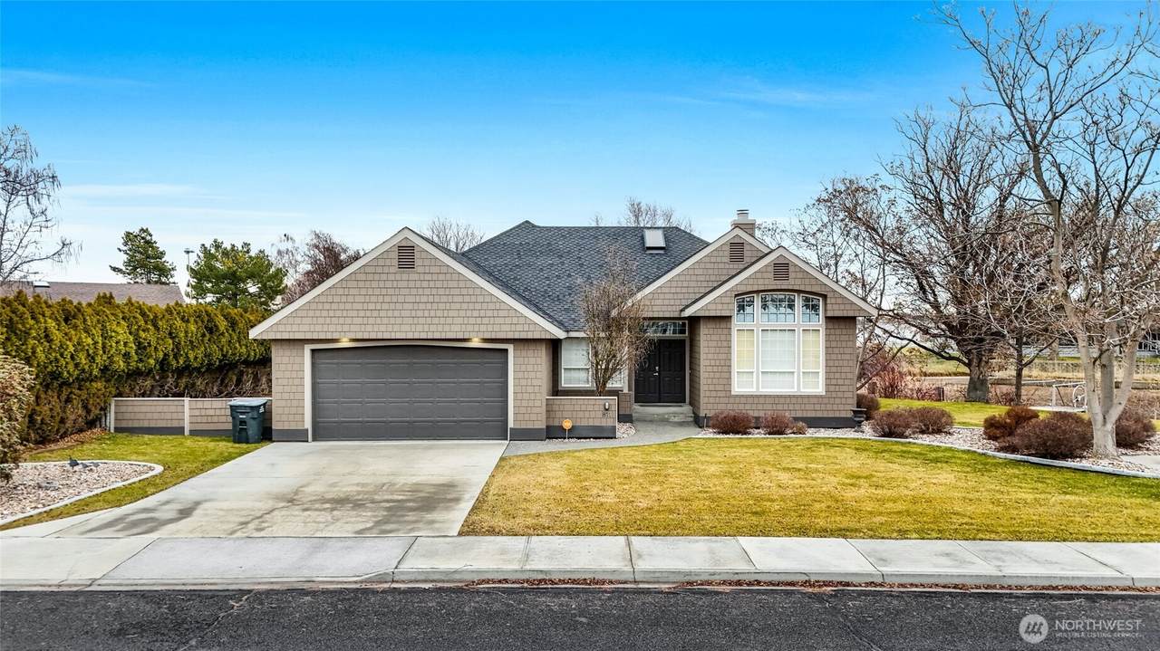 811 Laguna Drive - Photo 1