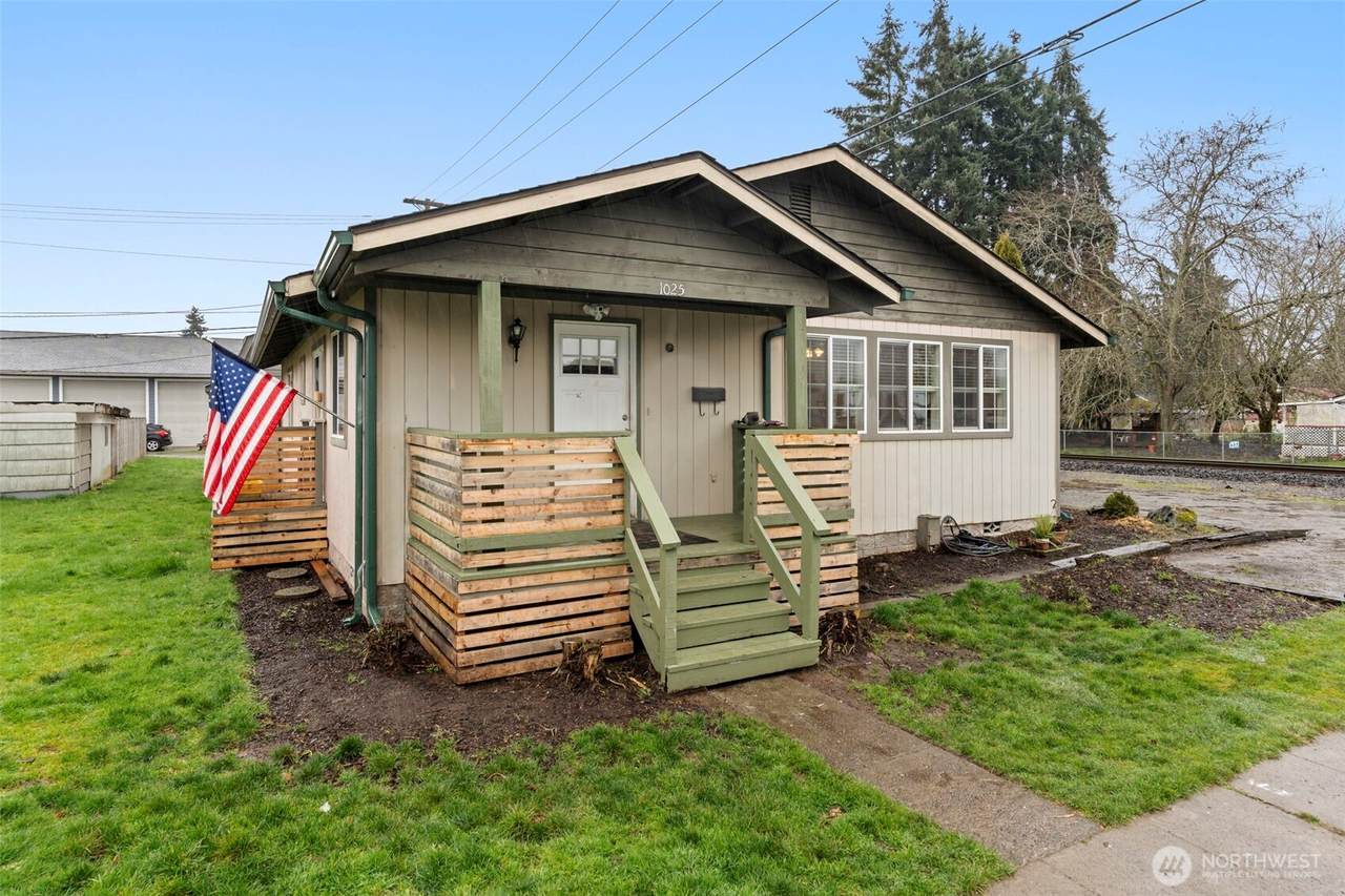 1025 E St - Photo 1