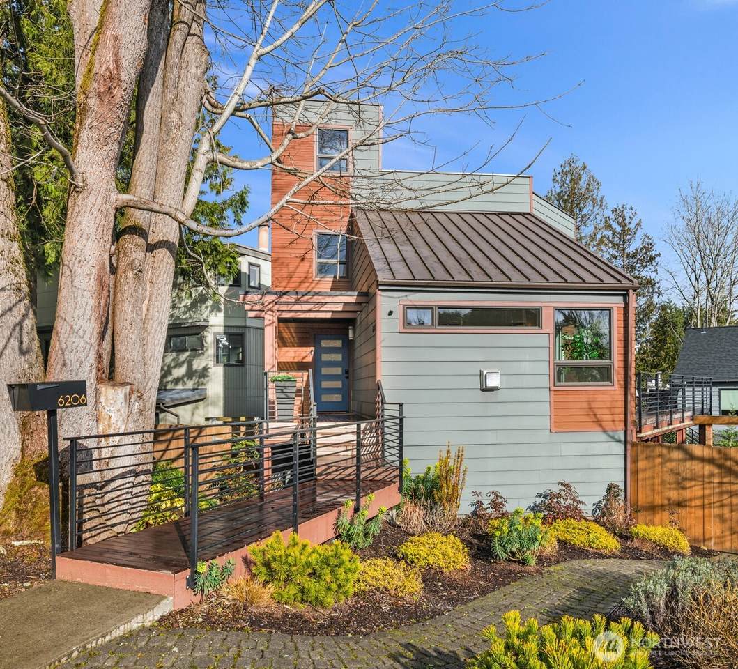 6206 52nd Avenue - Photo 1