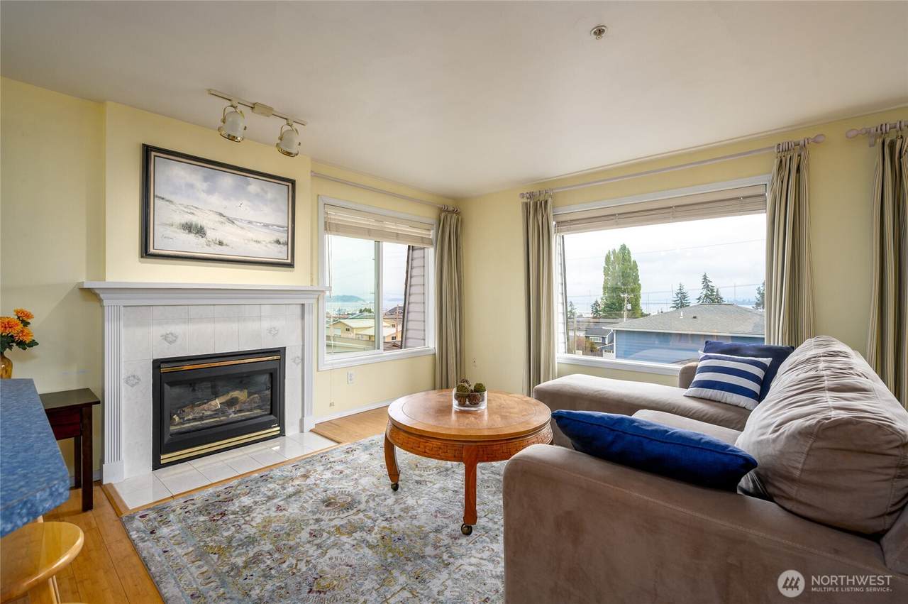 910 34th Street - Photo 1