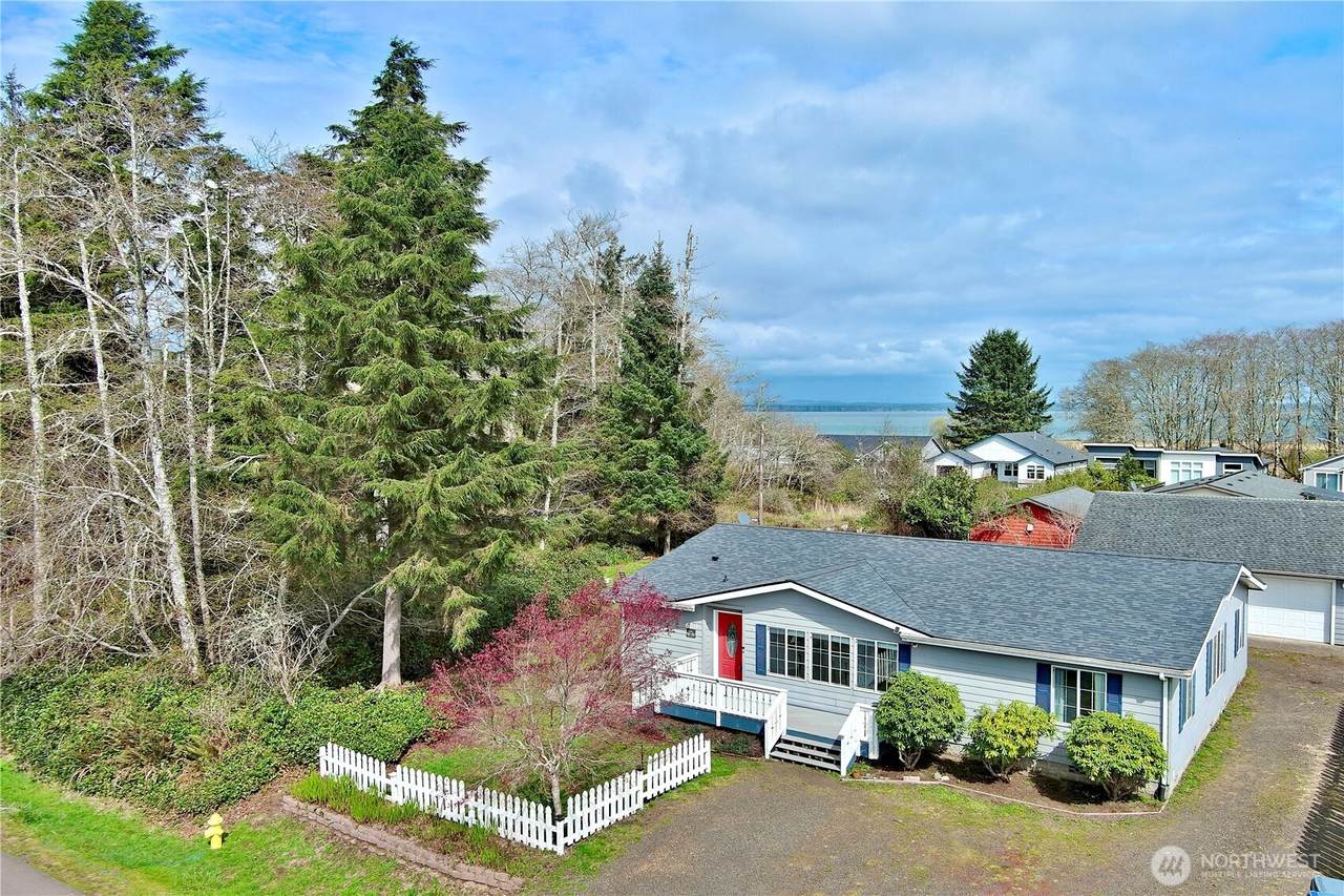 620 Chenois Avenue - Photo 1