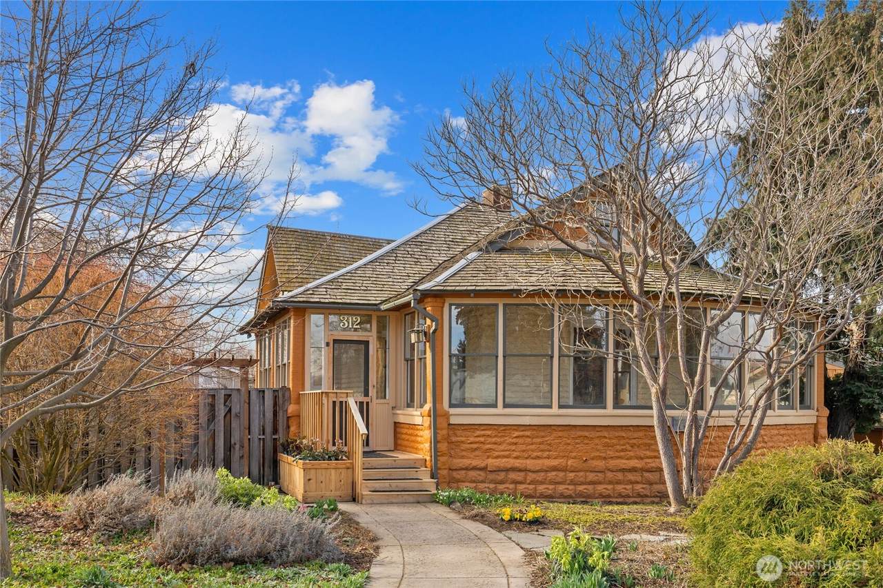 312 Manitoba Avenue - Photo 1