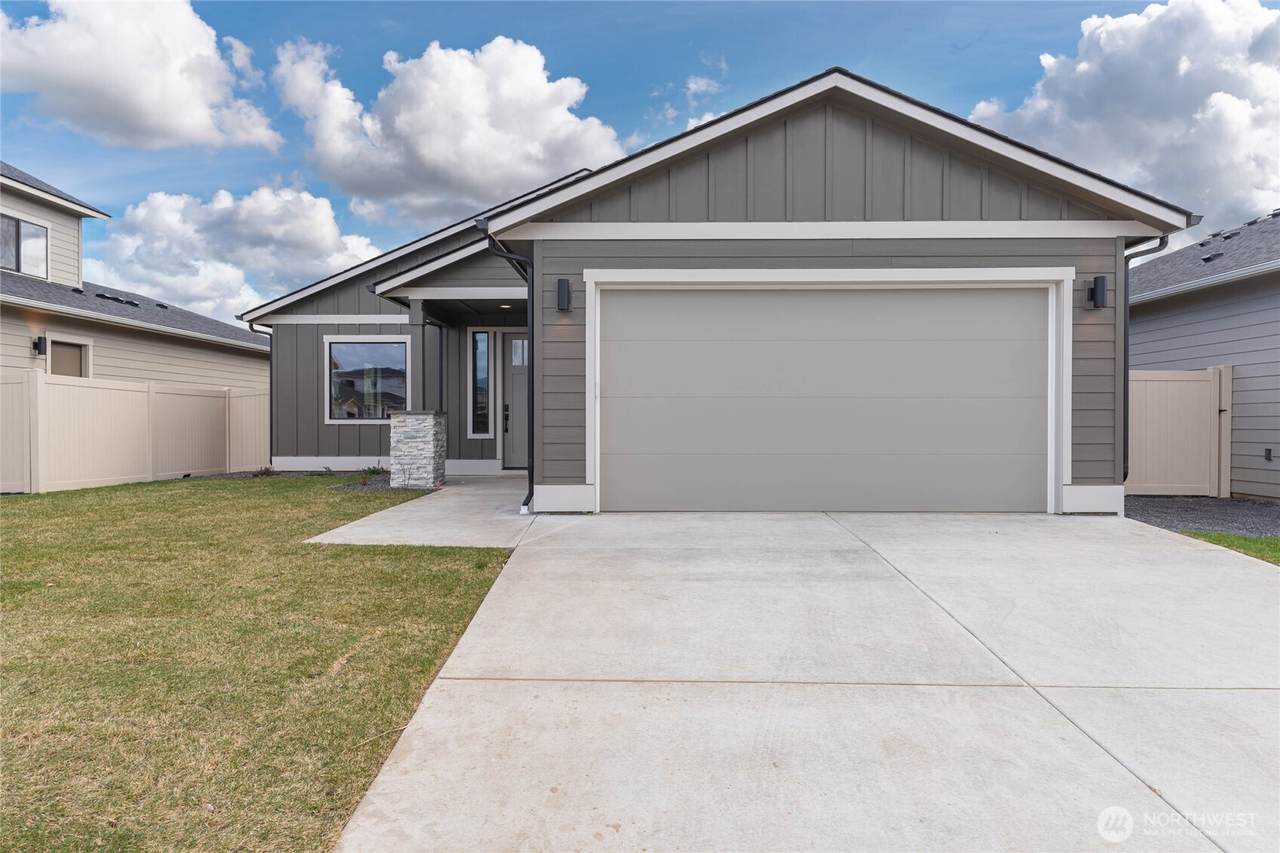 557 Perry Avenue - Photo 1