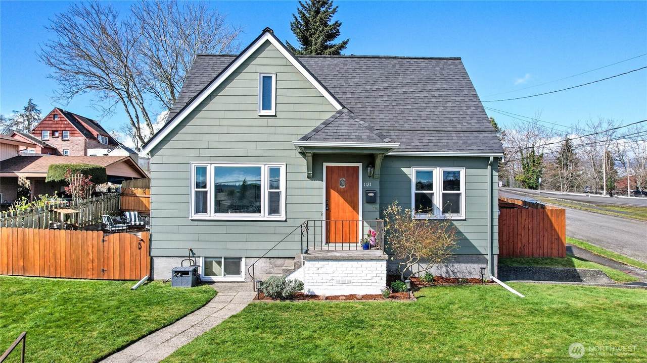 1121 Chester Avenue - Photo 1