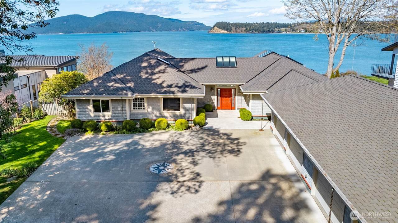 2720 Oakes Avenue - Photo 1