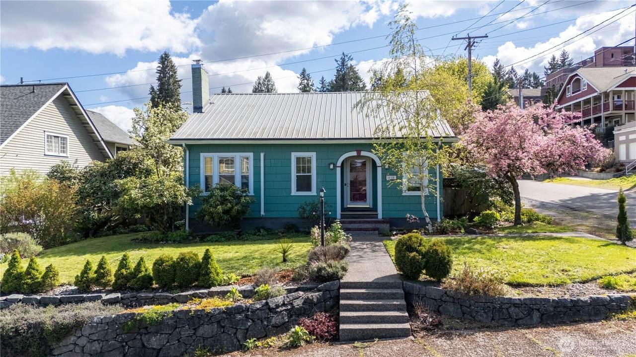 819 Midway Avenue - Photo 1