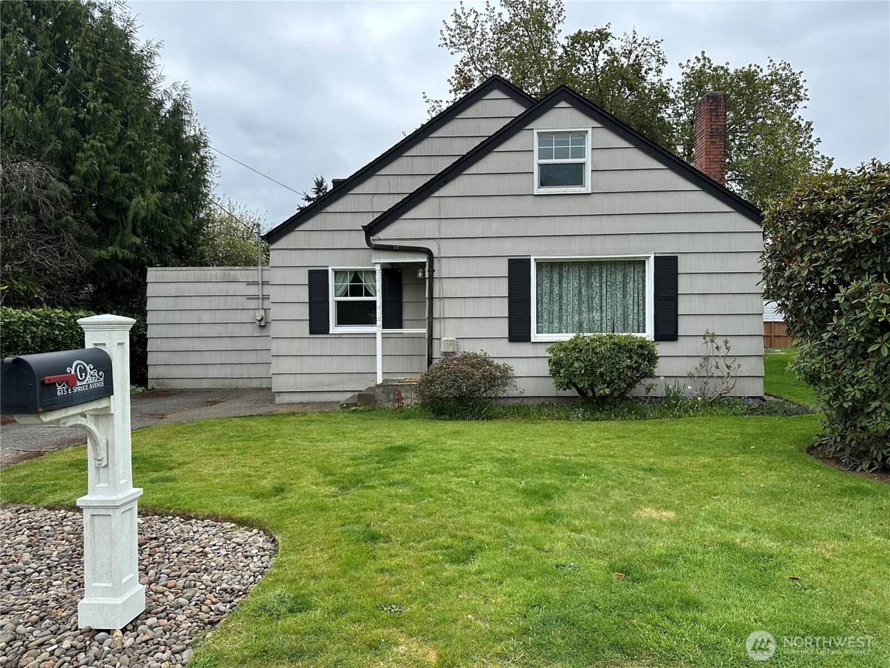 615 Spruce - Photo 1
