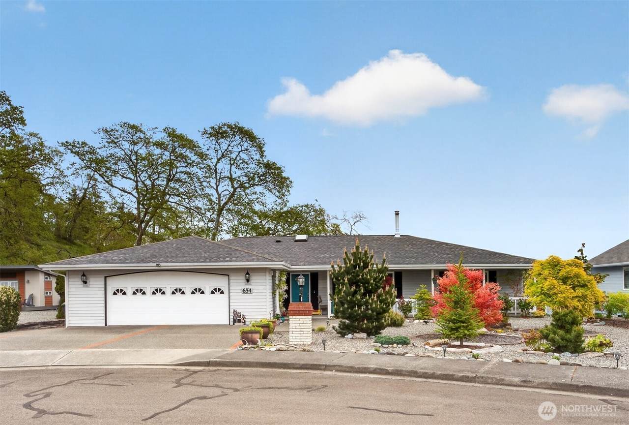 654 Oak Tree Circle - Photo 1