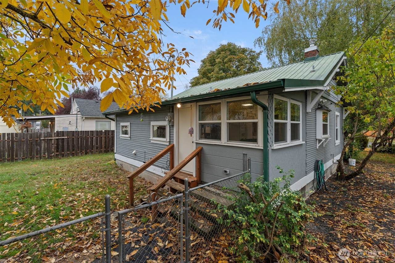 212 6th Street - Photo 1