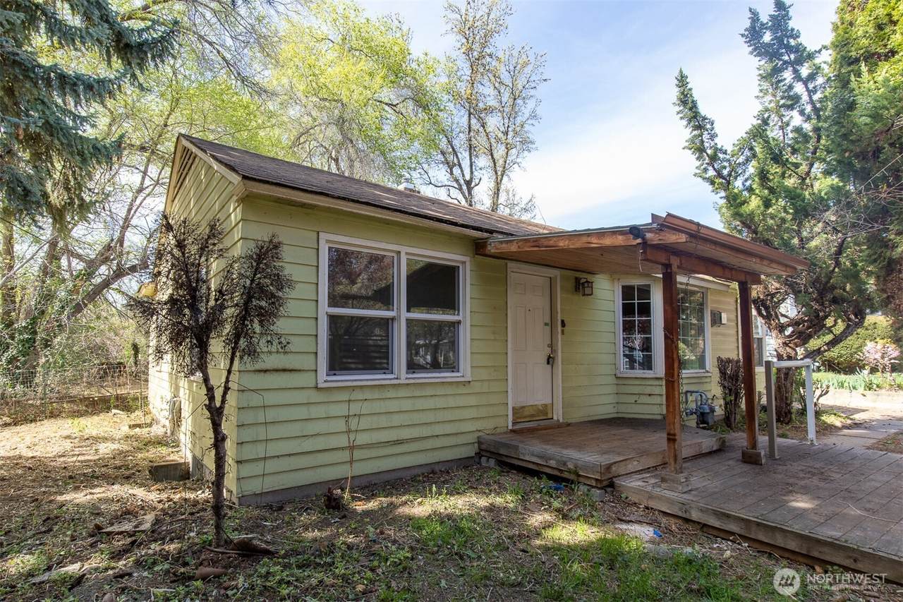 910 S 25th Avenue - Photo 1