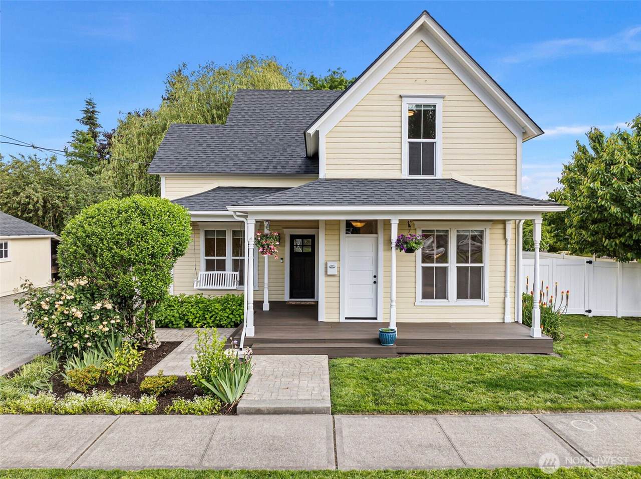 1515 Everett Street - Photo 1