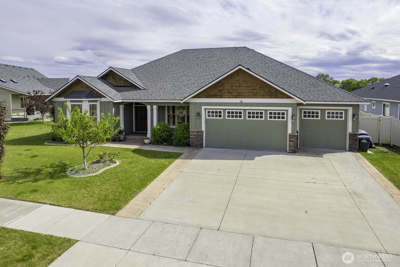 419 Astor Loop - Photo 1