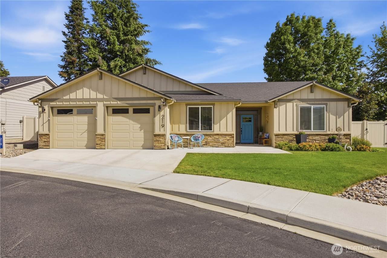219 Pershing Circle - Photo 1