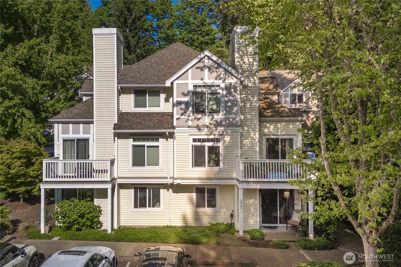 6825 SE Cougar Mountain Way - Photo 1