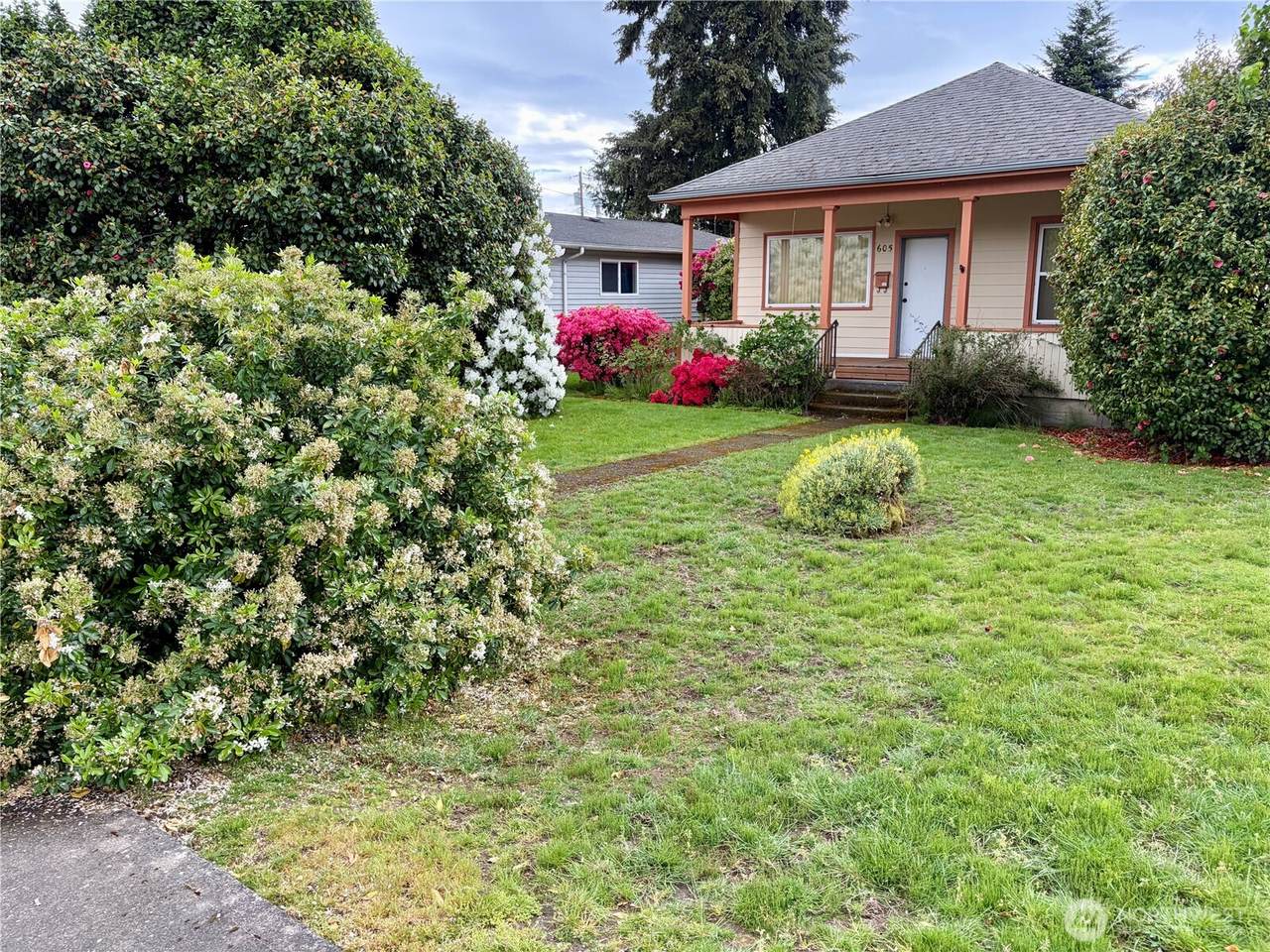 605 Morris Avenue - Photo 1