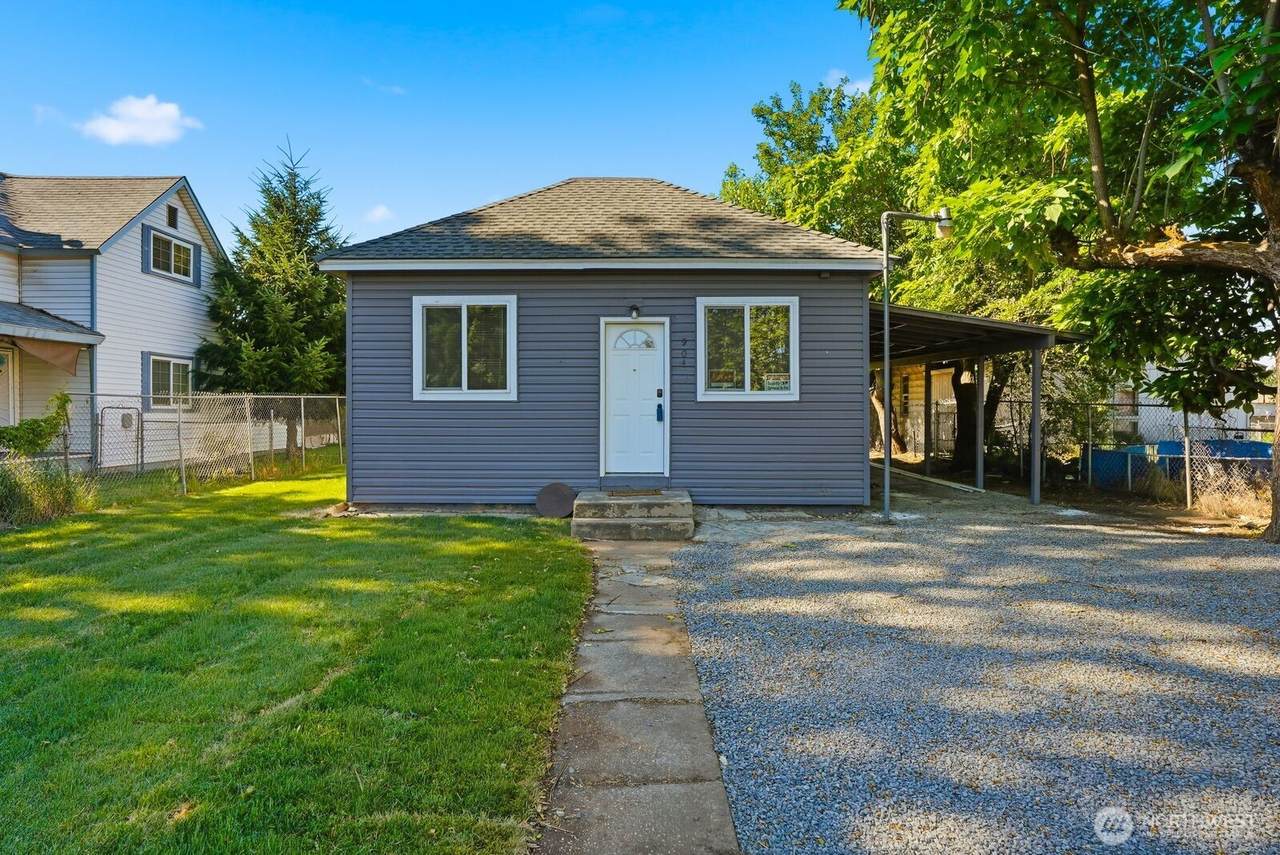 904 La Salle Street - Photo 1