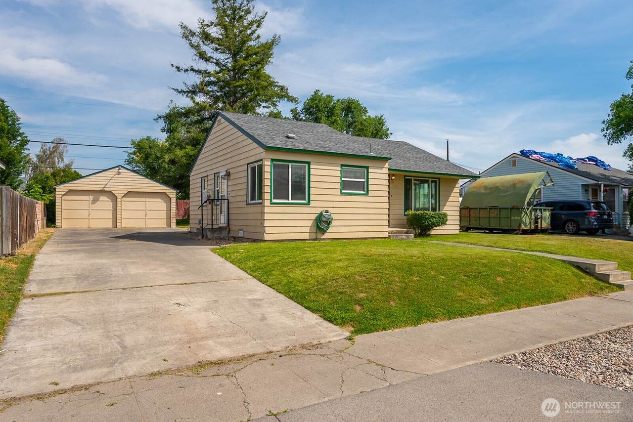 907 Hawthorne Drive - Photo 1