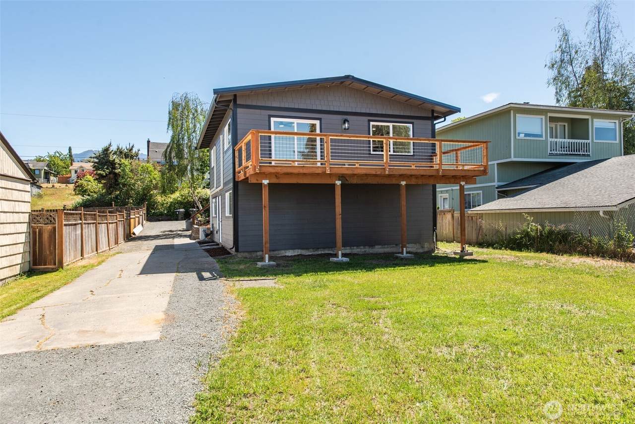 320 Lopez Avenue - Photo 1