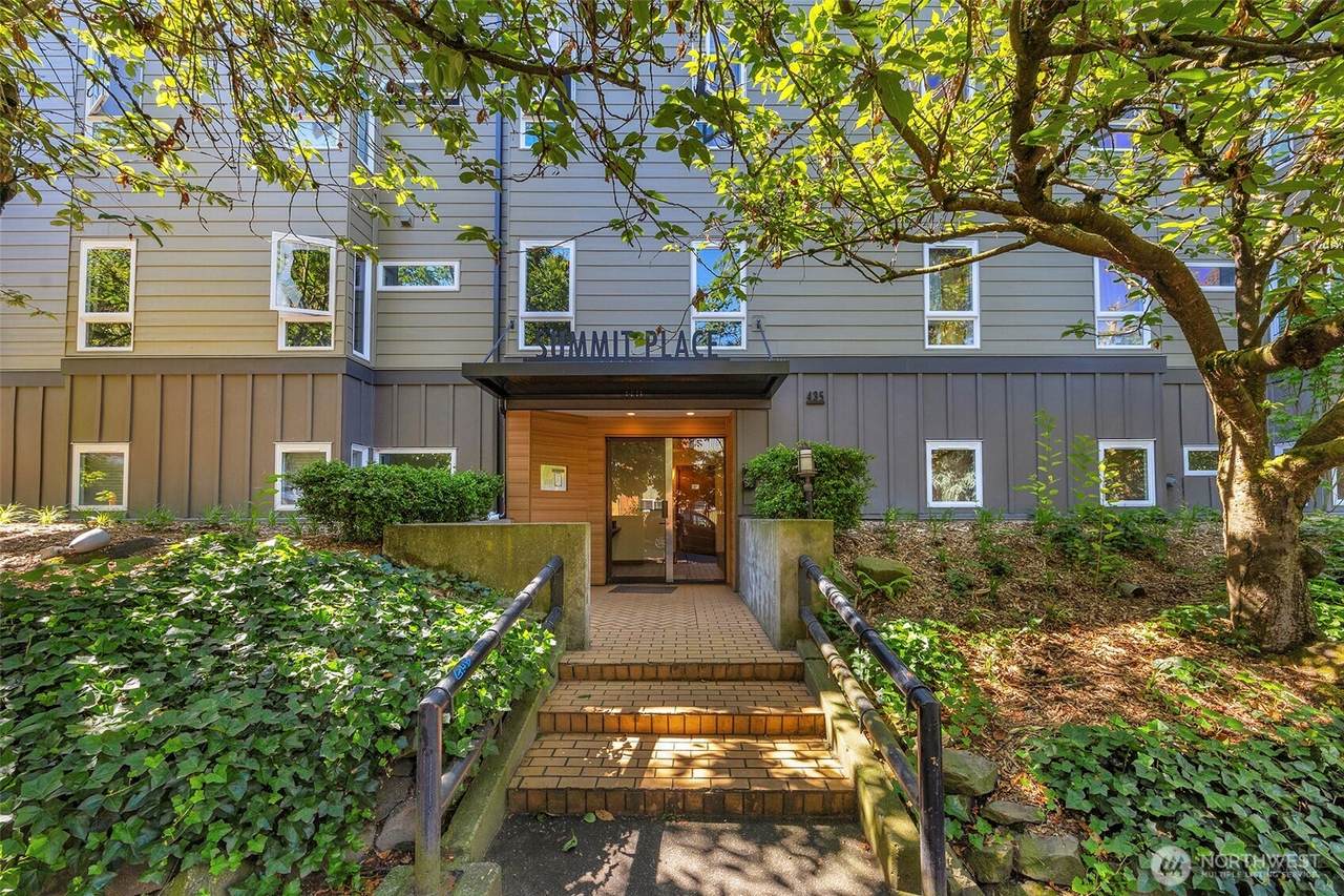 435 Summit Avenue - Photo 1
