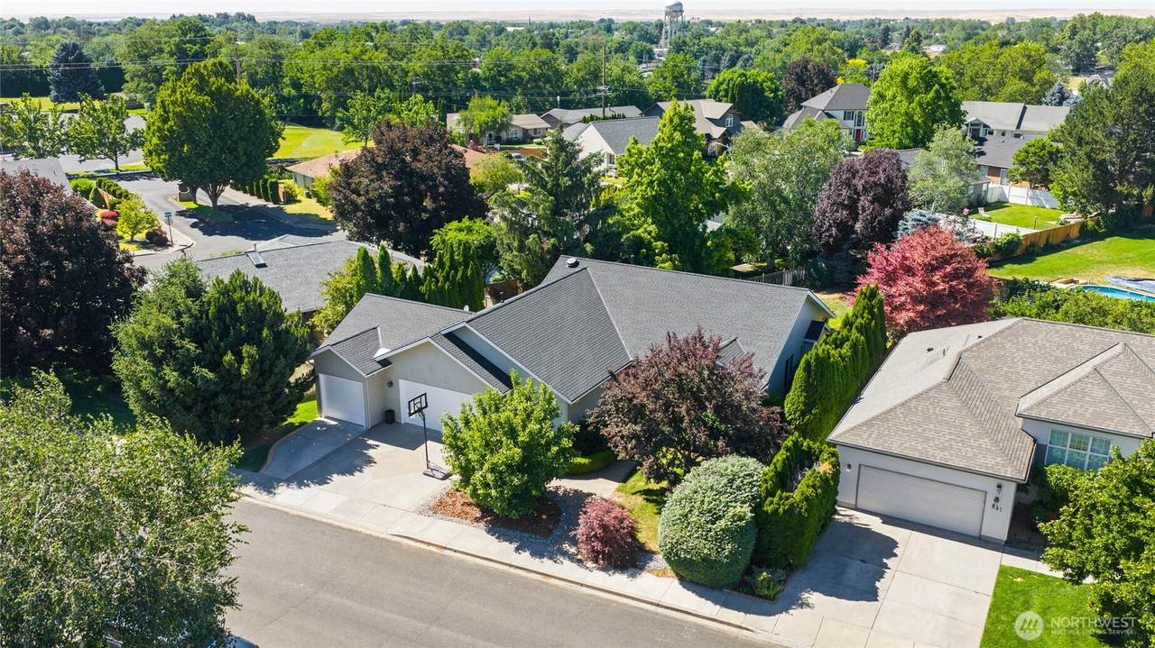 833 Marine Drive - Photo 1
