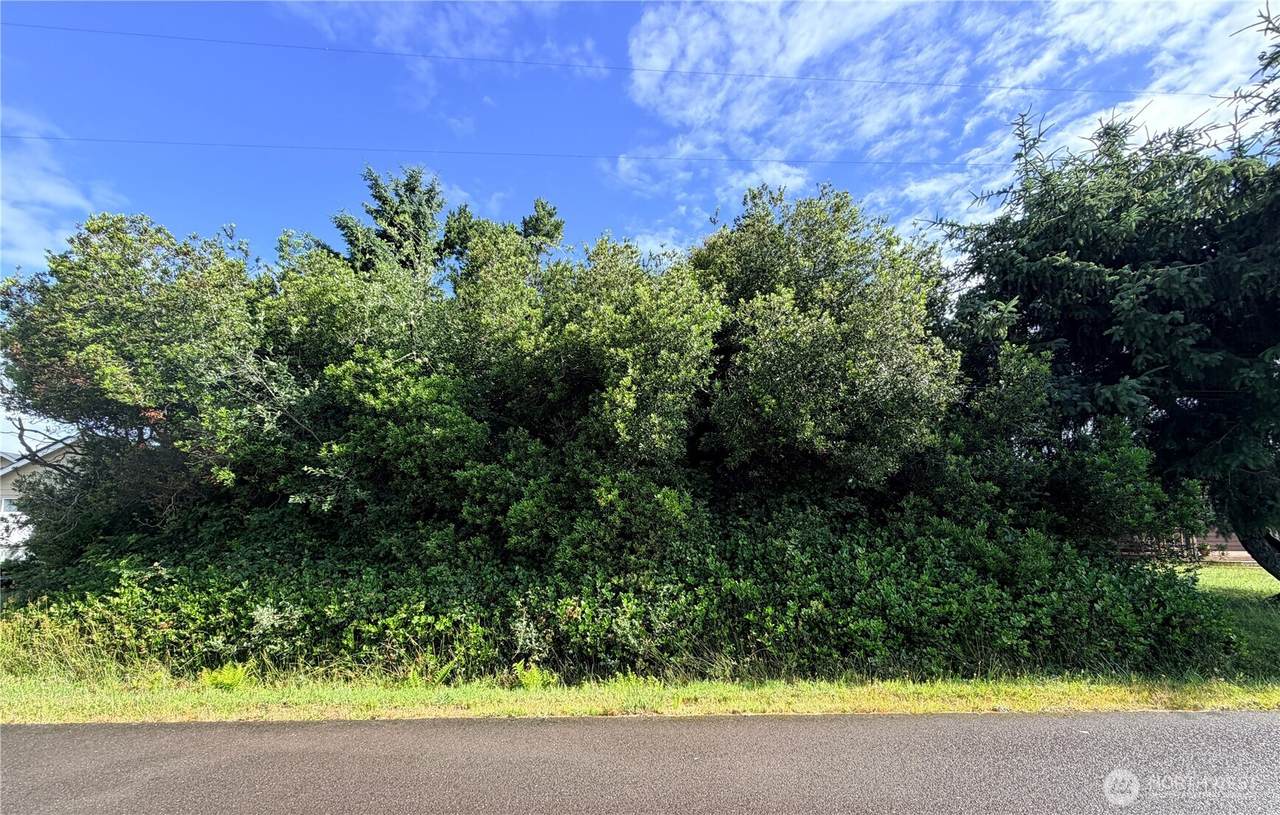 582 Ensign Avenue - Photo 1