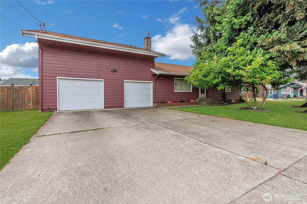 327 Chicago Boulevard - Photo 1