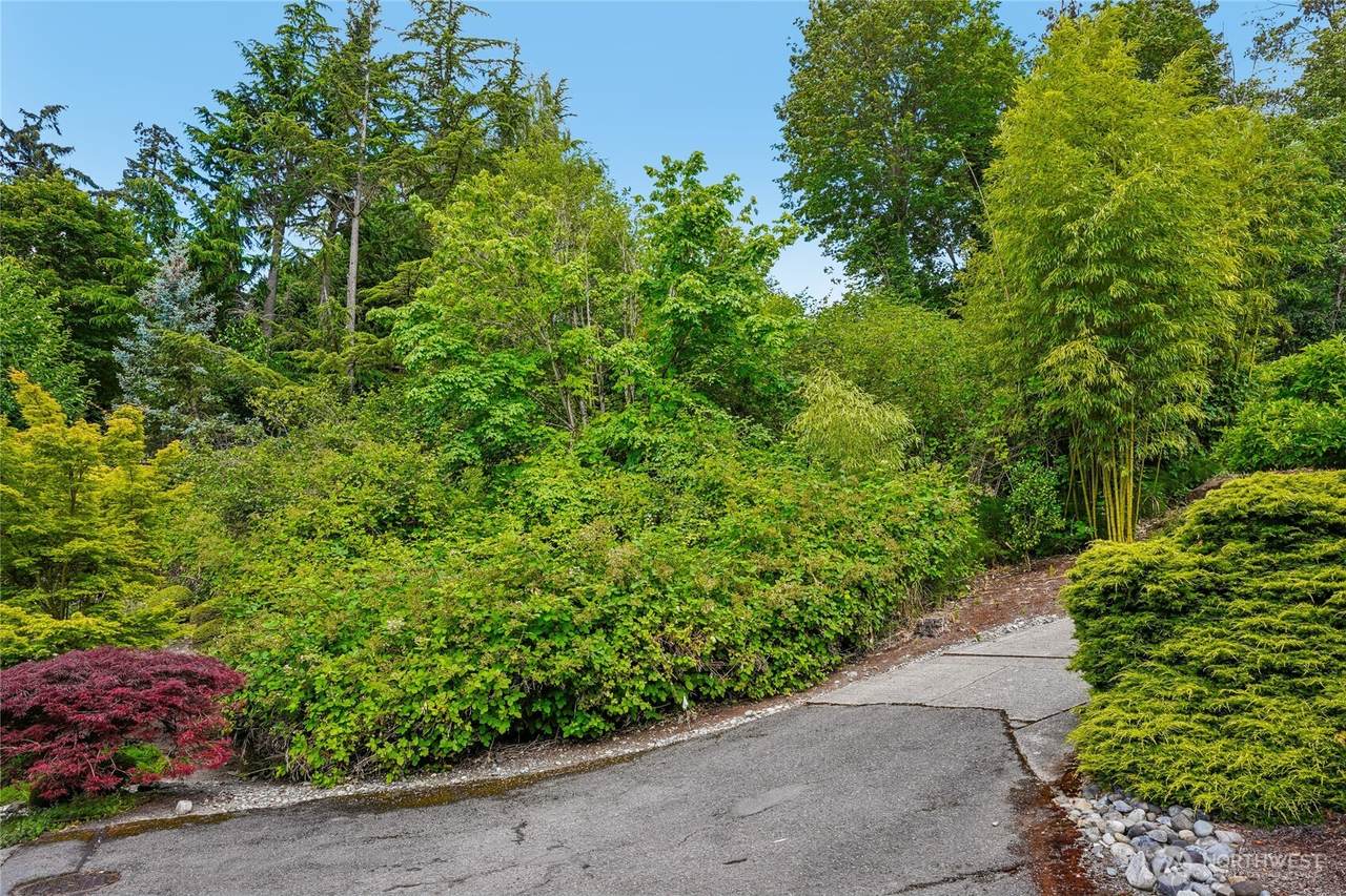 8114 Mercer Way - Photo 1