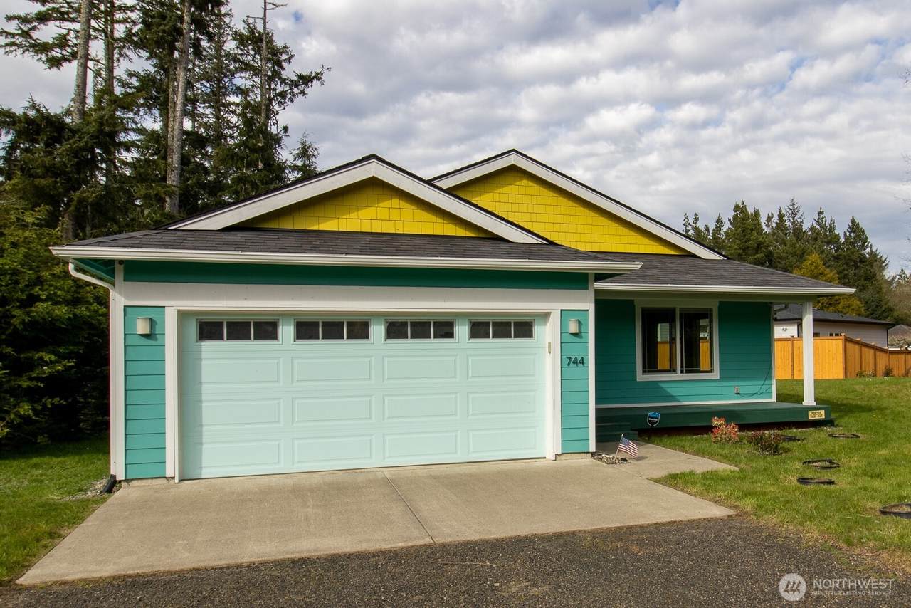744 Evergreen Avenue - Photo 1