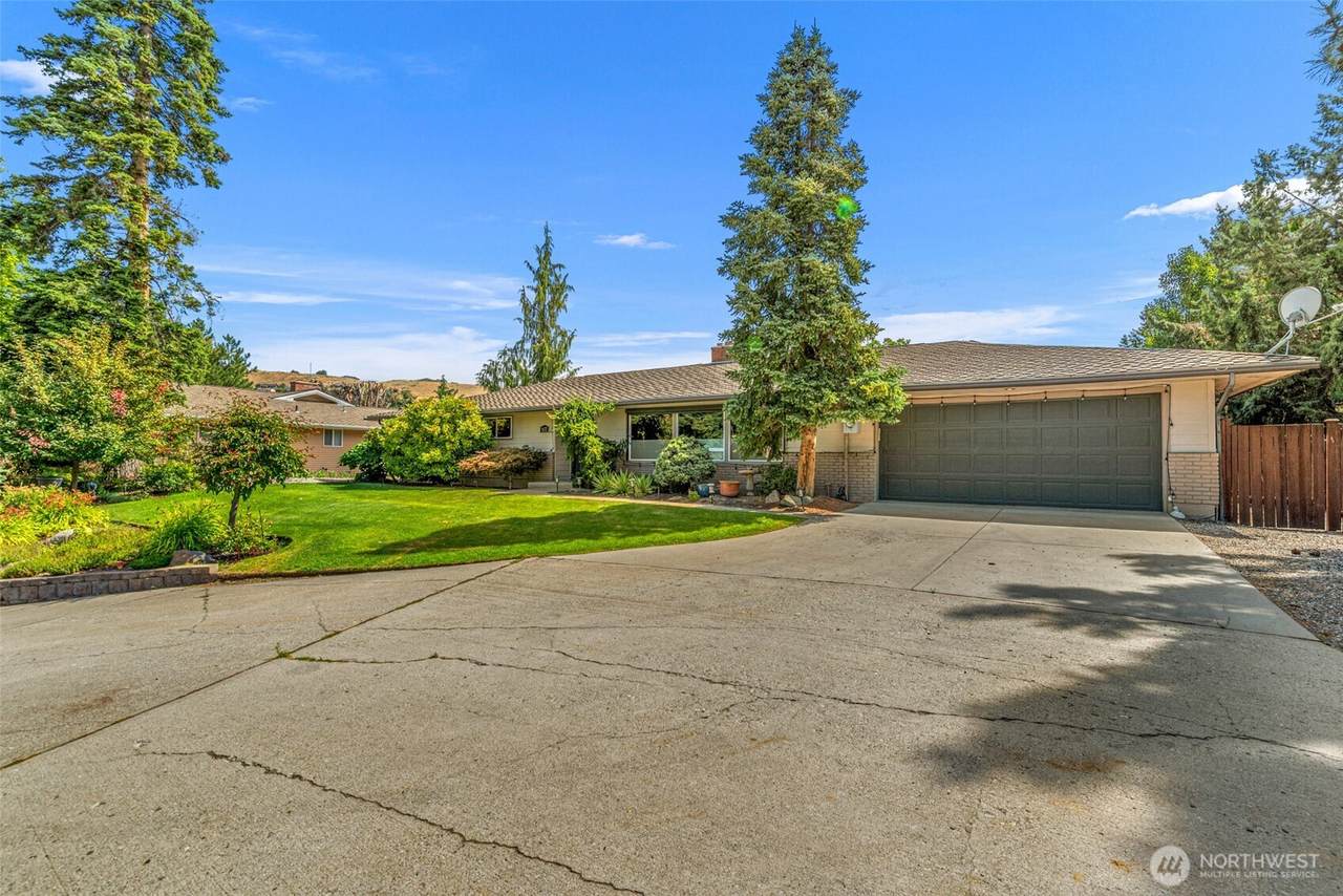 1677 Eastmont Avenue - Photo 1