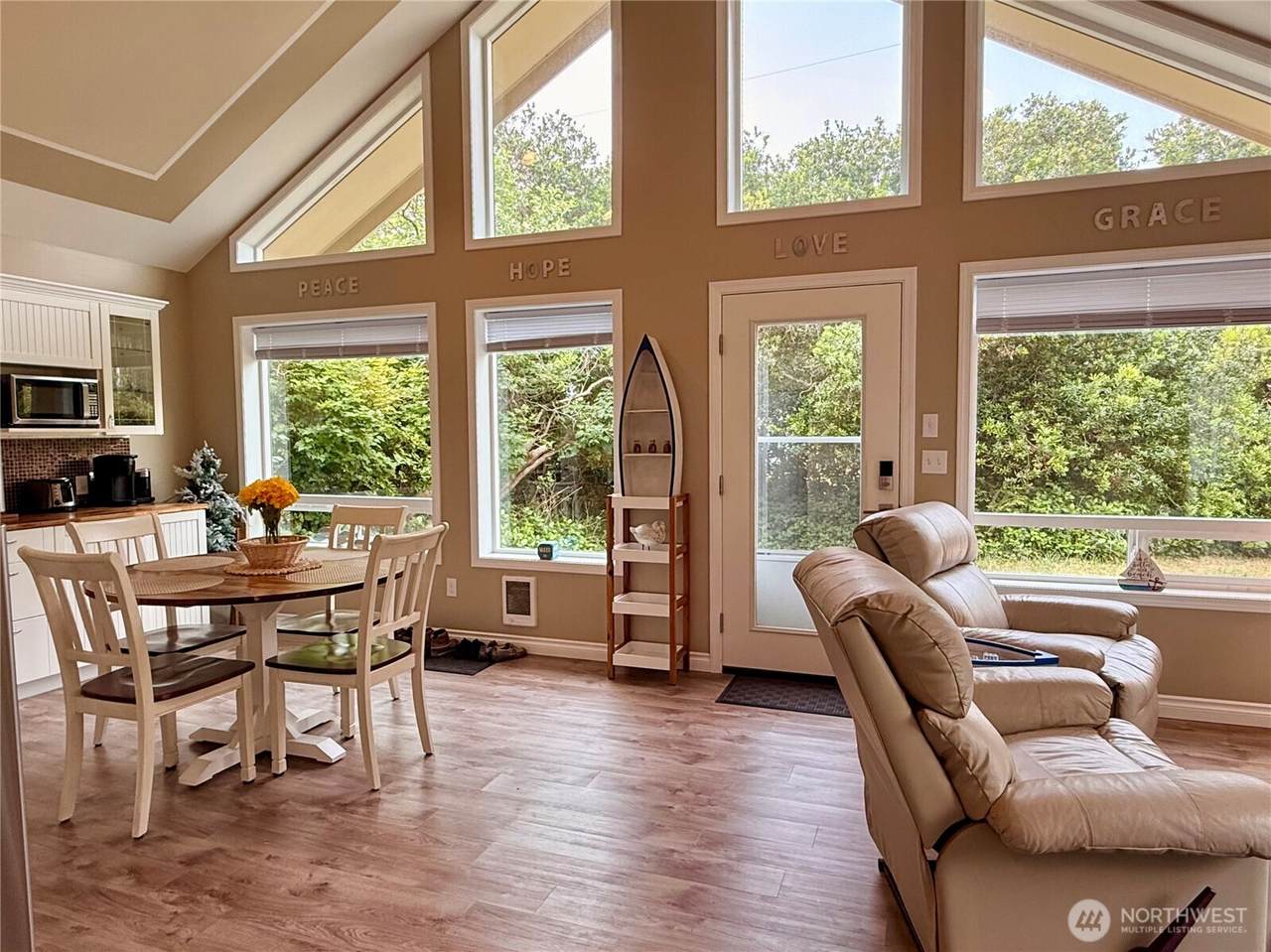 206 Wishkah Street - Photo 1