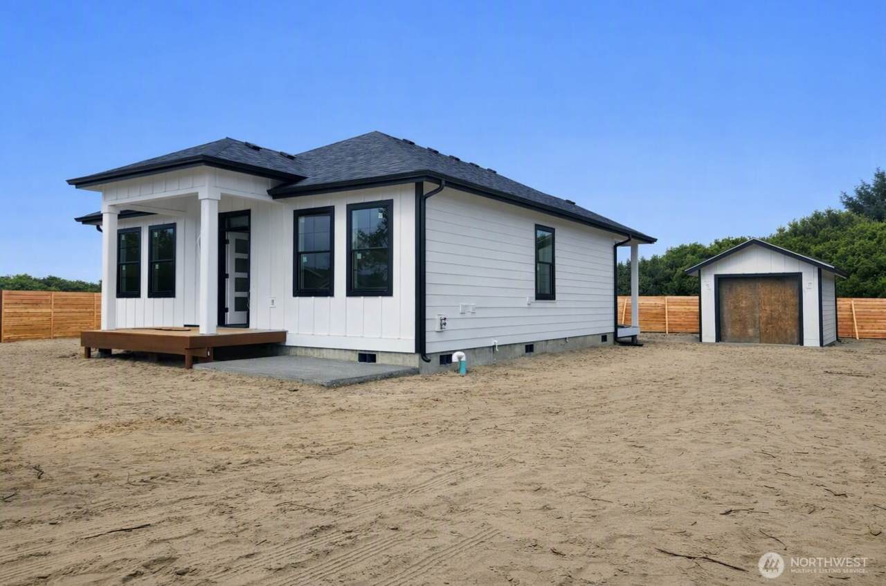 446 Salina Cruz Avenue - Photo 1