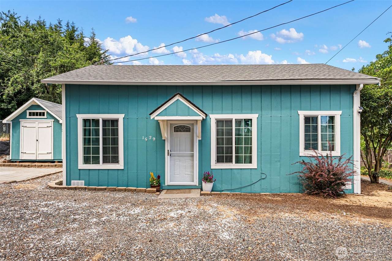 1529 Montgomery Avenue - Photo 1
