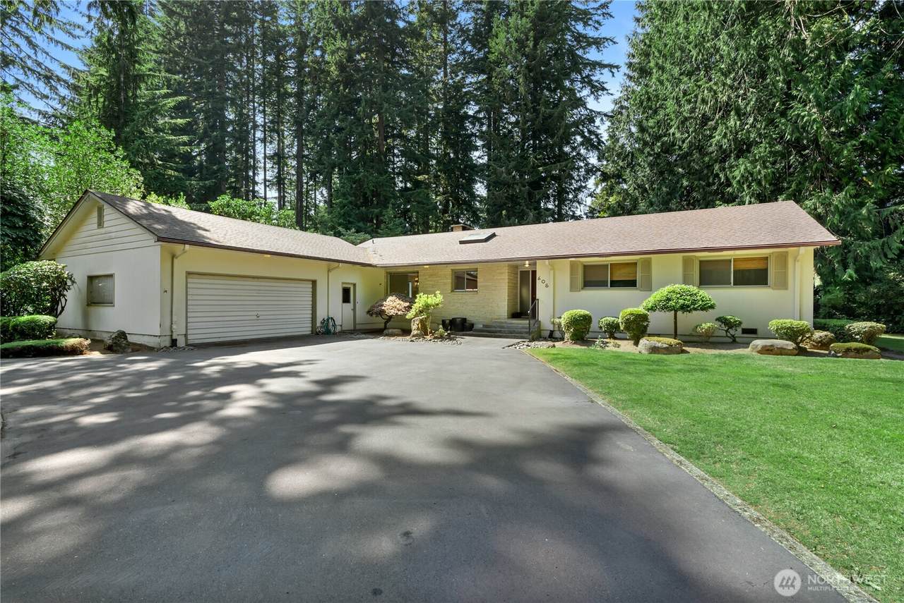 605 Fairway Drive - Photo 1