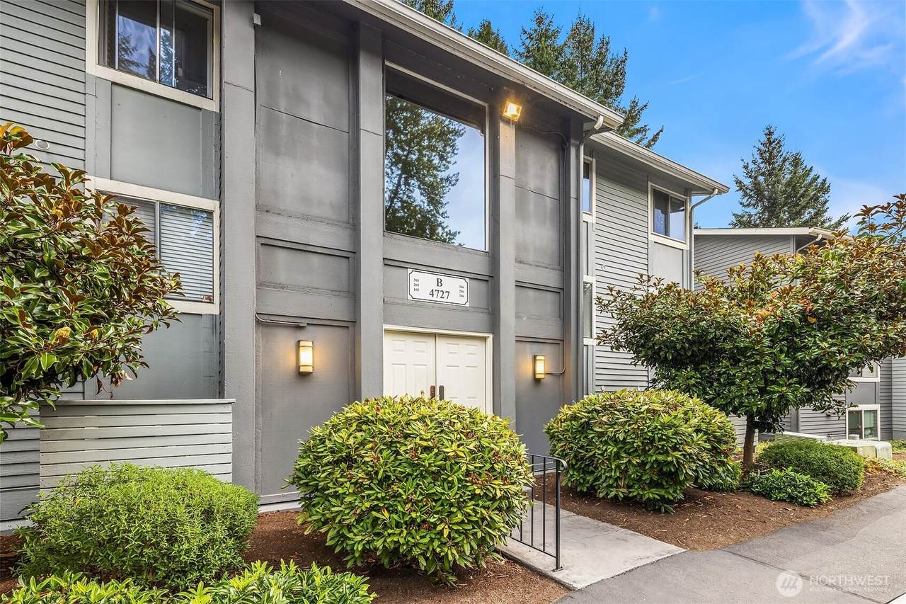 4727 Lake Sammamish Parkway - Photo 1